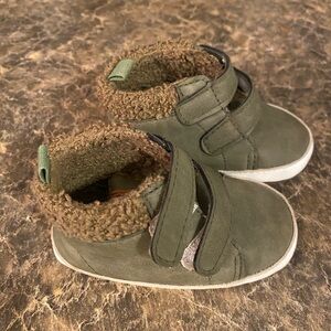 Green fleece high tops Size 4